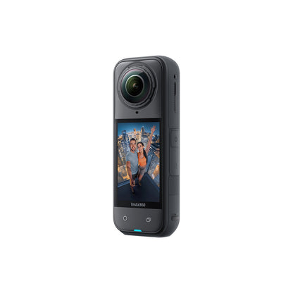 Cámara Insta360 X5 Adventure Bundle en fondo blanco con lentes de captura 360 grados y pantalla táctil.