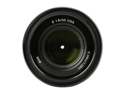 Sony E 50mm f/1.8 OSS SEL50F18 — Vista lateral