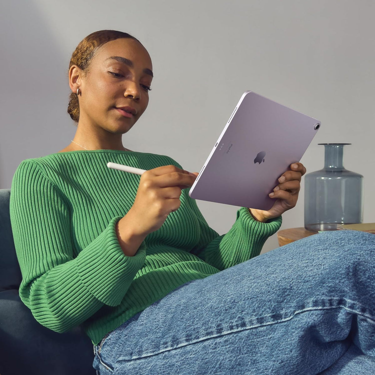 Apple iPad Air 11 M4 — detalle cámara y puerto USB-C